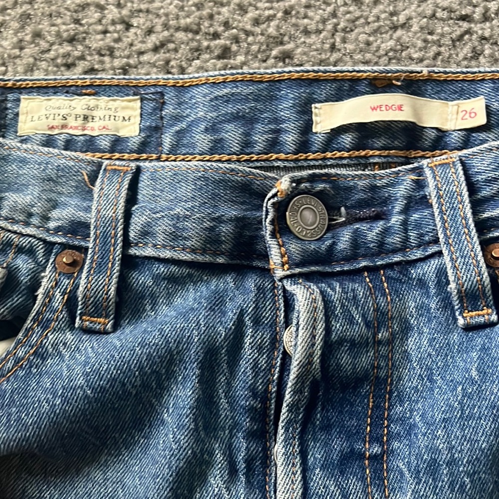 dark blue ripped levi jeans - Picture 3 of 3